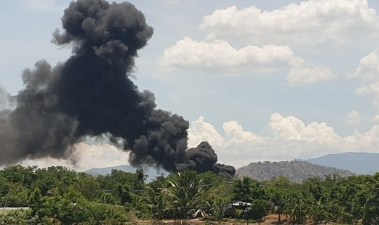 Cháy dữ dội, khói đen ngòm bốc lên từ khu tiếp xăng sân bay quân sự Thành Sơn
