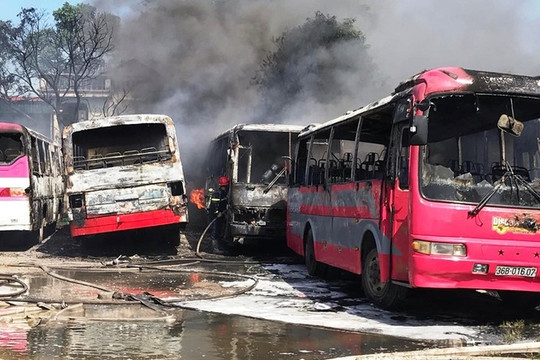 Thanh Hóa: ‘Bà hỏa’ thiêu rụi 6 ô tô chở công nhân