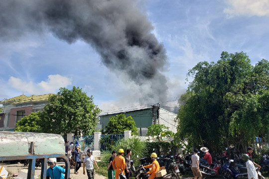 Quảng Nam: Kho thủy hải sản bất ngờ cháy lớn, thiêu rụi nhiều tài sản
