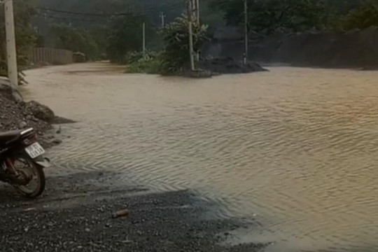 Quảng Bình: Hơn 270 hộ, 1.000 nhân khẩu bị cô lập do mưa lớn