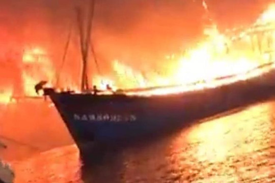 Nghệ An: Nỗ lực cứu 4 tàu cá bị cháy trong đêm