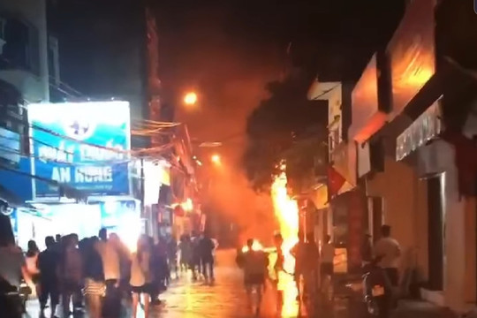 Hà Nội: Cửa hàng gas ở Đan Phượng bất ngờ cháy lớn trong đêm