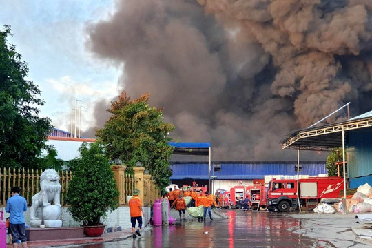Bình Dương: Cháy dữ dội tại công ty xử lý môi trường, cột khói bốc cao hàng chục mét