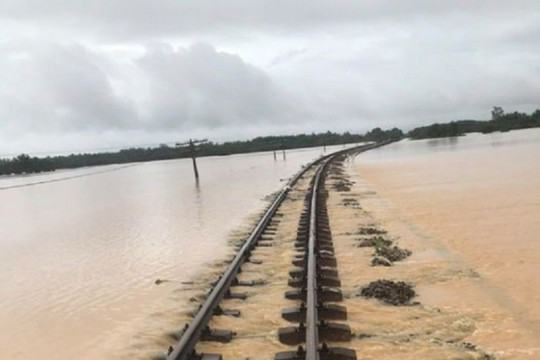 Ngành đường sắt thiệt hại nặng nề vì mưa lũ miền Trung