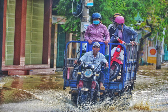 Bình Định: Nhiều khu vực tại TP Quy Nhơn bị chia cắt do ngập lụt