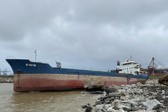 Quảng Ngãi: Tàu chứa 10 tấn dầu gặp nạn trên biển