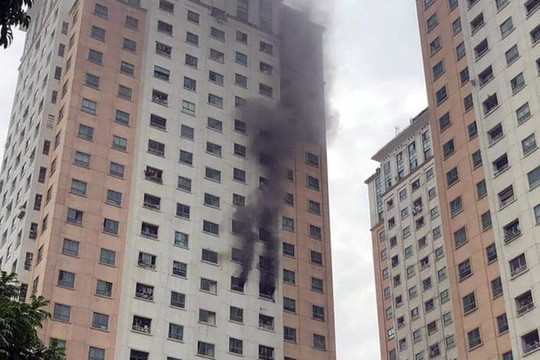 Hà Nội: Cháy tại tầng 13 chung cư CT1 Xa La, người dân hoảng loạn tháo chạy