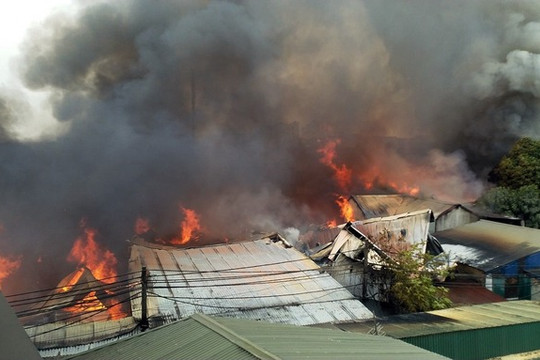 Thạch Thất (Hà Nội): Cháy lớn thiêu rụi 10 xưởng gỗ rộng cả nghìn m2