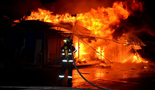 Yên Bái: Cháy chợ lúc rạng sáng khiến 5 ki ốt bị thiêu rụi