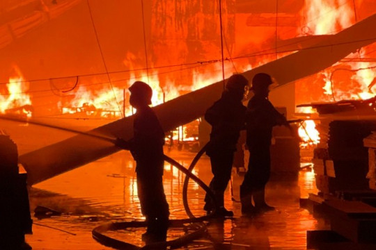 Bình Dương: Xưởng gỗ bốc cháy ngùn ngụt, nhiều hàng hóa bị thiêu rụi