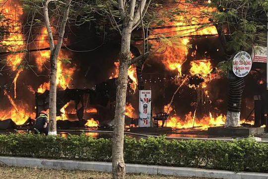 “Bà Hỏa” thiêu cháy nhà hàng giữa trung tâm TP Hải Phòng