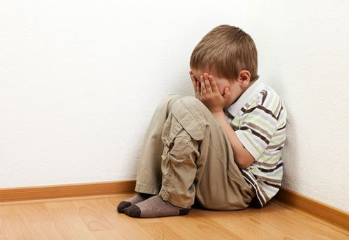 [Infographic] 10 biểu hiện trẻ tự kỷ mà cha mẹ không thể bỏ qua