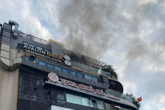 Hoàn Kiếm (Hà Nội): Cháy lớn tại tầng thượng tòa nhà ‘hàm cá mập’