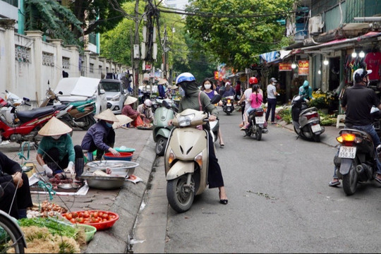Hà Nội: Các chợ cóc, chợ tạm vẫn hoạt động “chui” mặc lệnh cấm