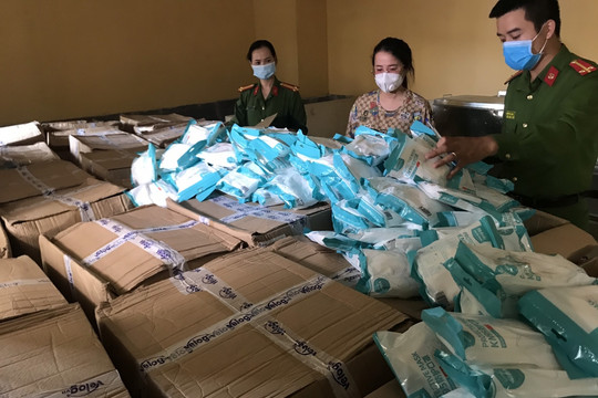 Hà Nội: Phát hiện người Trung Quốc vô tư buôn bán khẩu trang không rõ nguồn gốc
