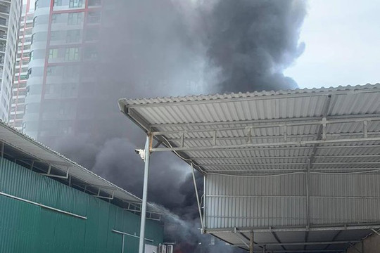 Hà Nội: Cháy lớn tại kho xưởng trên phố Định Công