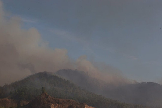 Thừa Thiên – Huế: Huy động hàng trăm người chữa cháy rừng trên diện rộng