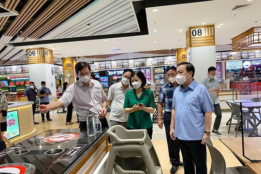 Hà Nội: Kiểm soát chặt người vào cửa hàng, trung tâm thương mại