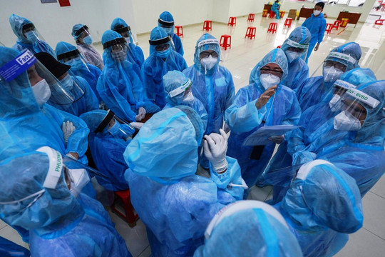 TP Hồ Chí Minh khẩn cấp đề xuất Bộ Y tế hỗ trợ 5.000 nhân viên y tế