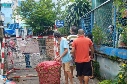 TP. Hồ Chí Minh: Người dân ở quận 8 đã nhận được hỗ trợ sau khi kêu cứu
