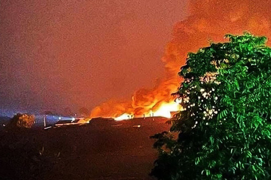 Hà Nội: Cháy lớn tại xưởng sản xuất cồn ở huyện Hoài Đức