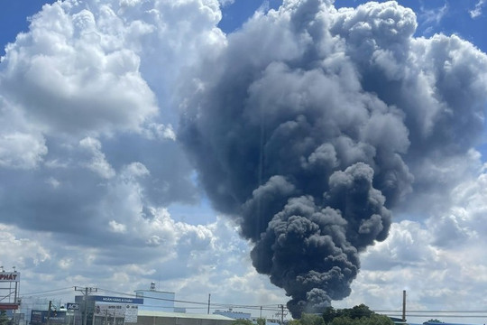 Bình Dương: Cháy lớn tại công ty sản xuất mút xốp trong KCN Nam Tân Uyên