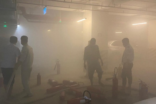 Hà Nội: Ô tô bốc cháy, khói mù mịt tầng hầm chung cư cao cấp Mandarin Garden