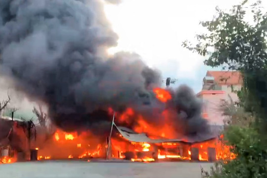 Quảng Ngãi: Cháy lớn thiêu rụi cơ sở thu mua phế liệu