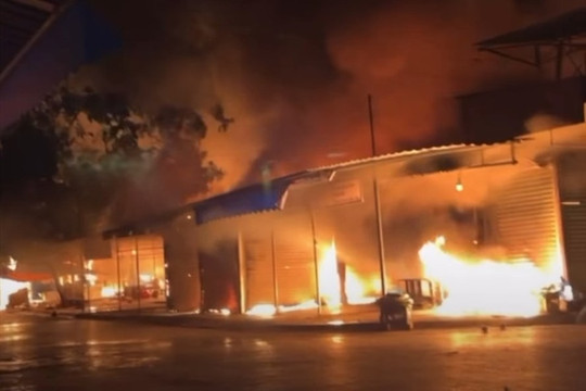 Hải Phòng: Cháy lớn thiêu rụi nhiều gian hàng tại chợ Núi Đèo