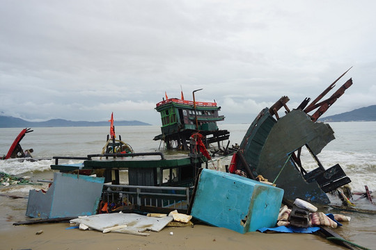Đà Nẵng: Sóng lớn làm 2 tàu cá của ngư dân bị hư hỏng nghiêm trọng