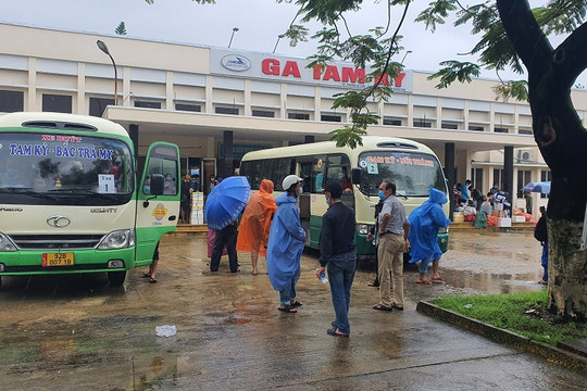 Sạt lở đường sắt, hàng trăm hành khách mắc kẹt tại Quảng Nam, Quảng Ngãi
