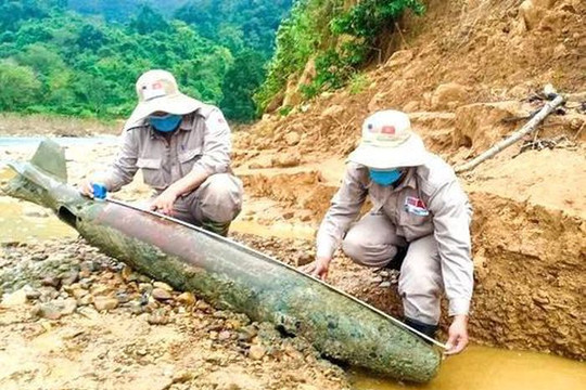 Phát hiện 2 quả bom ở khu vực biên giới Quảng Trị