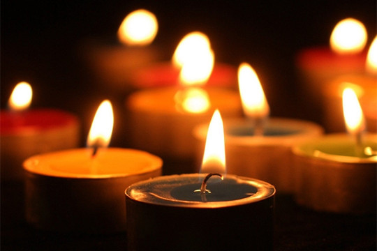 Tắt đèn, thắp nến tưởng niệm các nạn nhân tử vong do Covid-19