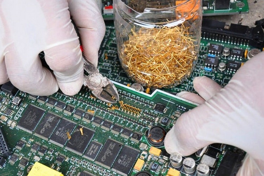 Khai thác vàng từ rác thải điện tử