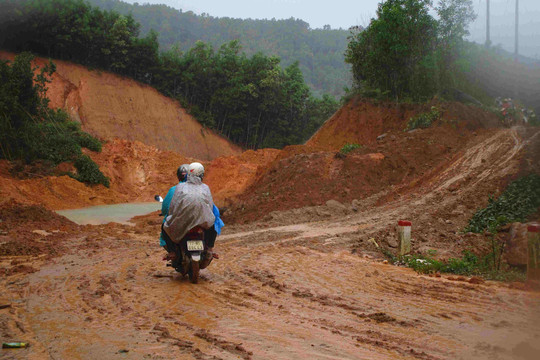 Bình Định: Vụ sạt lở tại đường tránh hồ Đồng Mít chưa được khắc phục