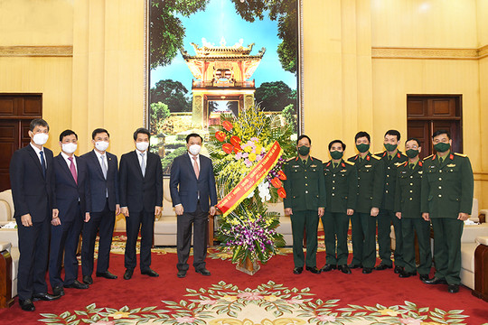 Bí thư Thành ủy Hà Nội Đinh Tiến Dũng thăm, chúc mừng cán bộ, chiến sĩ Bộ Tư lệnh Thủ đô