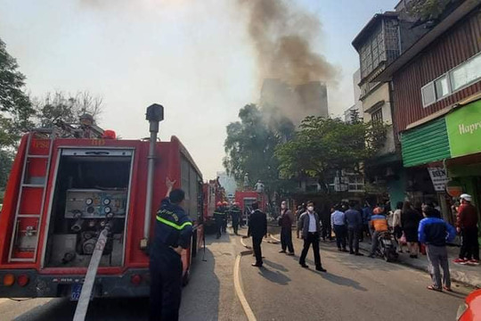 Hà Nội: Cháy lớn trên phố Tôn Đức Thắng