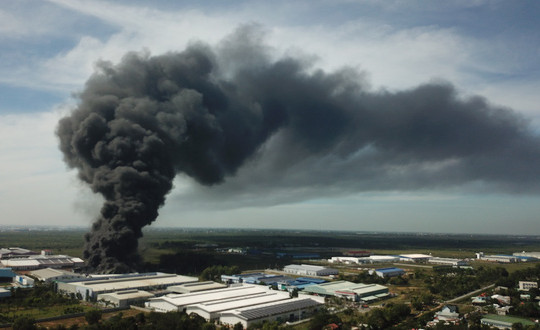 Nổ cháy lớn xưởng sản xuất rộng hàng nghìn mét vuông ở TP HCM ngày cuối năm