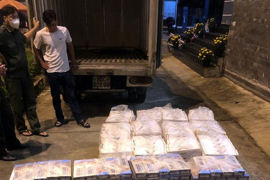 TP Hồ Chí Minh: Phát hiện xe tải chở gần 8.000 bao thuốc lá lậu và trang bị súng đạn