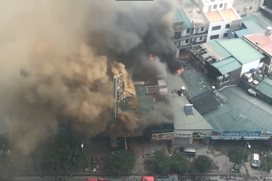 Hà Nội: Cháy lớn ở quán gà trên đường Nguyễn Xiển