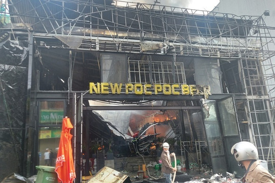 Cháy lớn thiêu rụi một nhà hàng ở trung tâm thành phố Huế