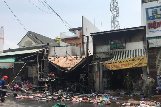 Bình Dương: Cháy cửa hàng đồ chơi trong chợ, khói đen bao trùm cả khu dân cư