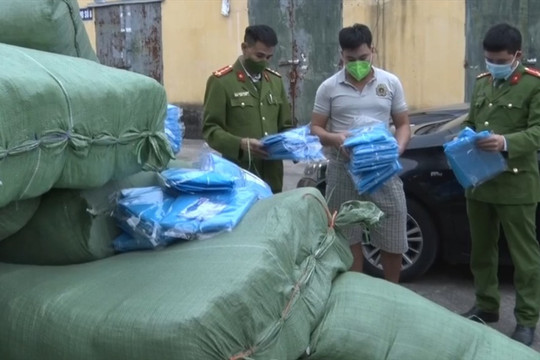 Hà Nam: Bắt giữ 8.000 bộ trang phục phòng, chống dịch không rõ nguồn gốc