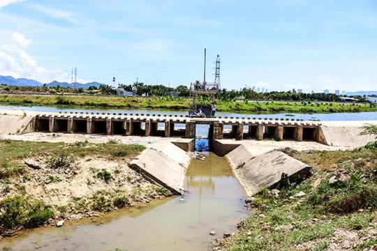 Nha Trang đề xuất giải quyết ngập nước khu dân cư ở đập tràn sông Tắc