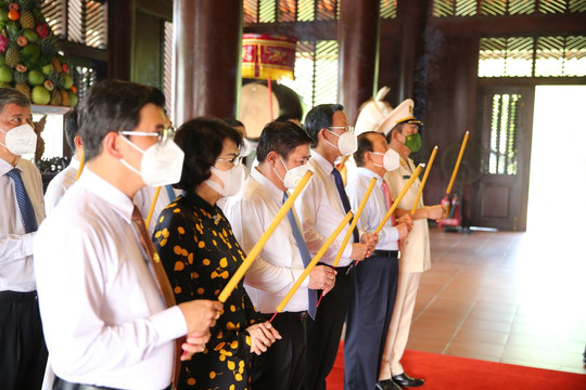Lãnh đạo và hàng ngàn người dân TP Hồ Chí Minh dâng hương giỗ Tổ Hùng Vương