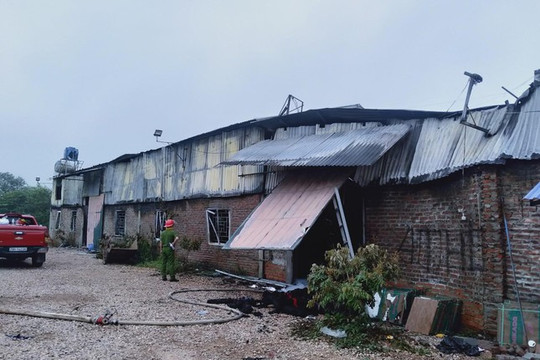 Hà Nội: Hỏa hoạn thiêu rụi xưởng may gần 300 m2