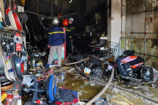 Hà Nội: Cứu 4 người thoát khỏi vụ cháy trong căn nhà 3 tầng