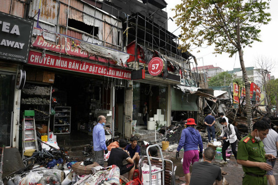 Hà Nội: Cháy thiêu rụi một dãy cửa hàng trên phố Nguyễn Hoàng