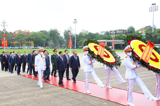 Lãnh đạo Đảng, Nhà nước viếng Chủ tịch Hồ Chí Minh nhân kỷ niệm 47 năm Ngày thống nhất đất nước