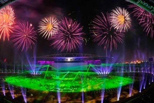 Bắn pháo hoa trong lễ khai mạc SEA Games 31 tại Sân vận động Mỹ Đình